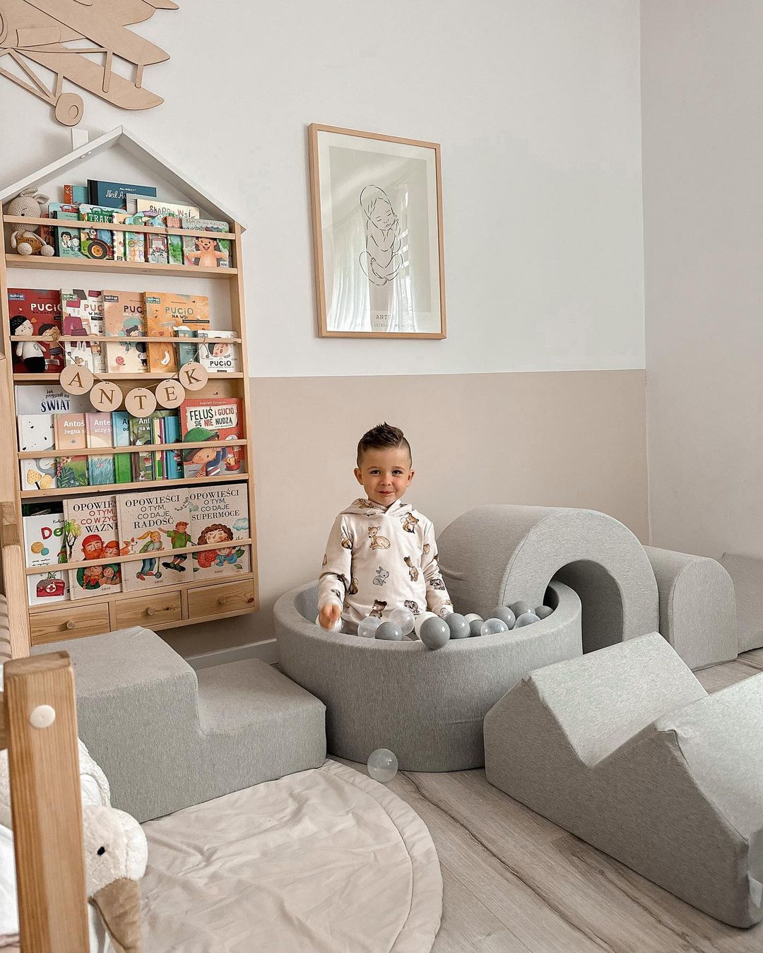 Foam play area with round pool 90x30 light gray + 5 elements + 200 balls