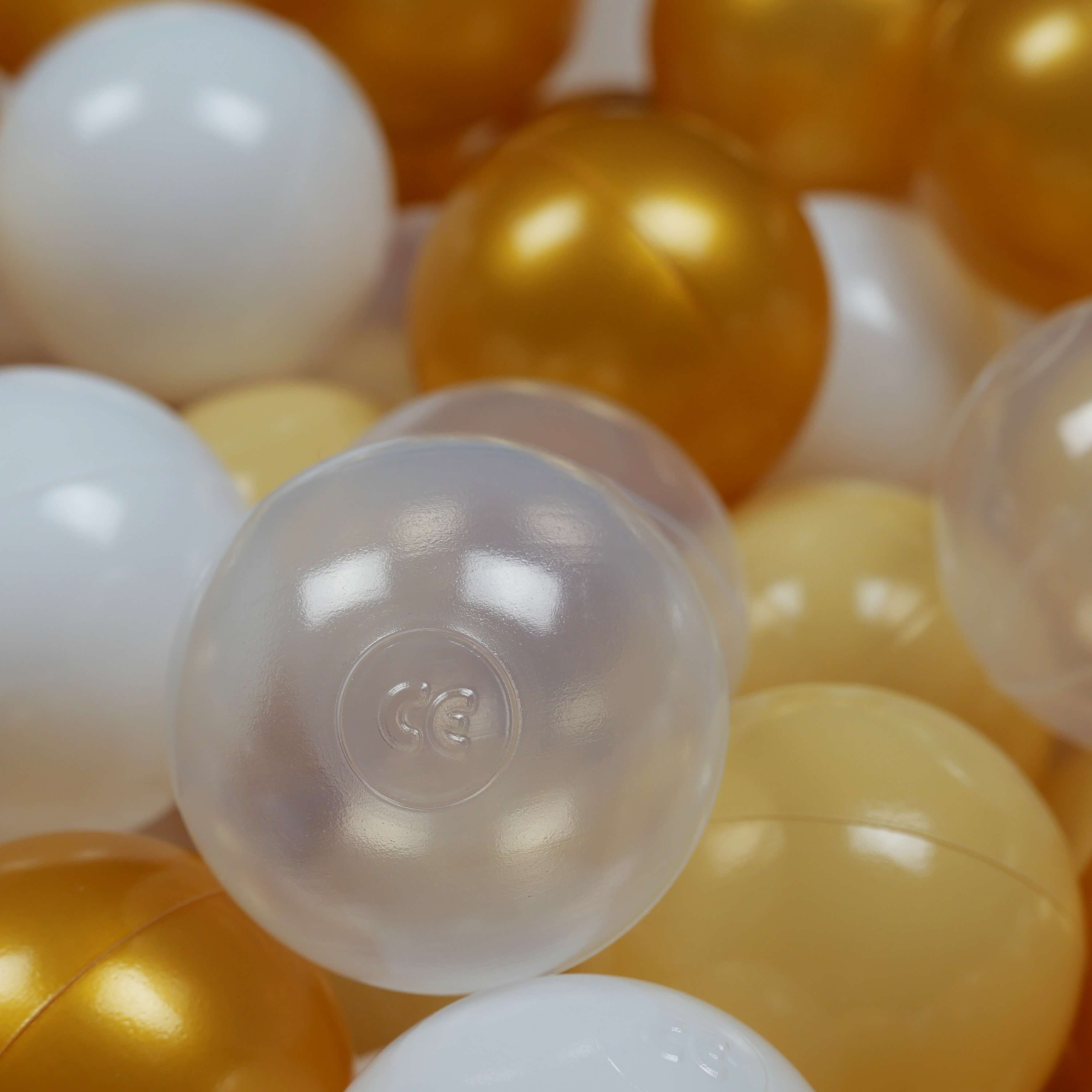 500 Stück Spielbälle mit 7 cm Durchmesser in Weiß, Transparent, Gold und Beige.