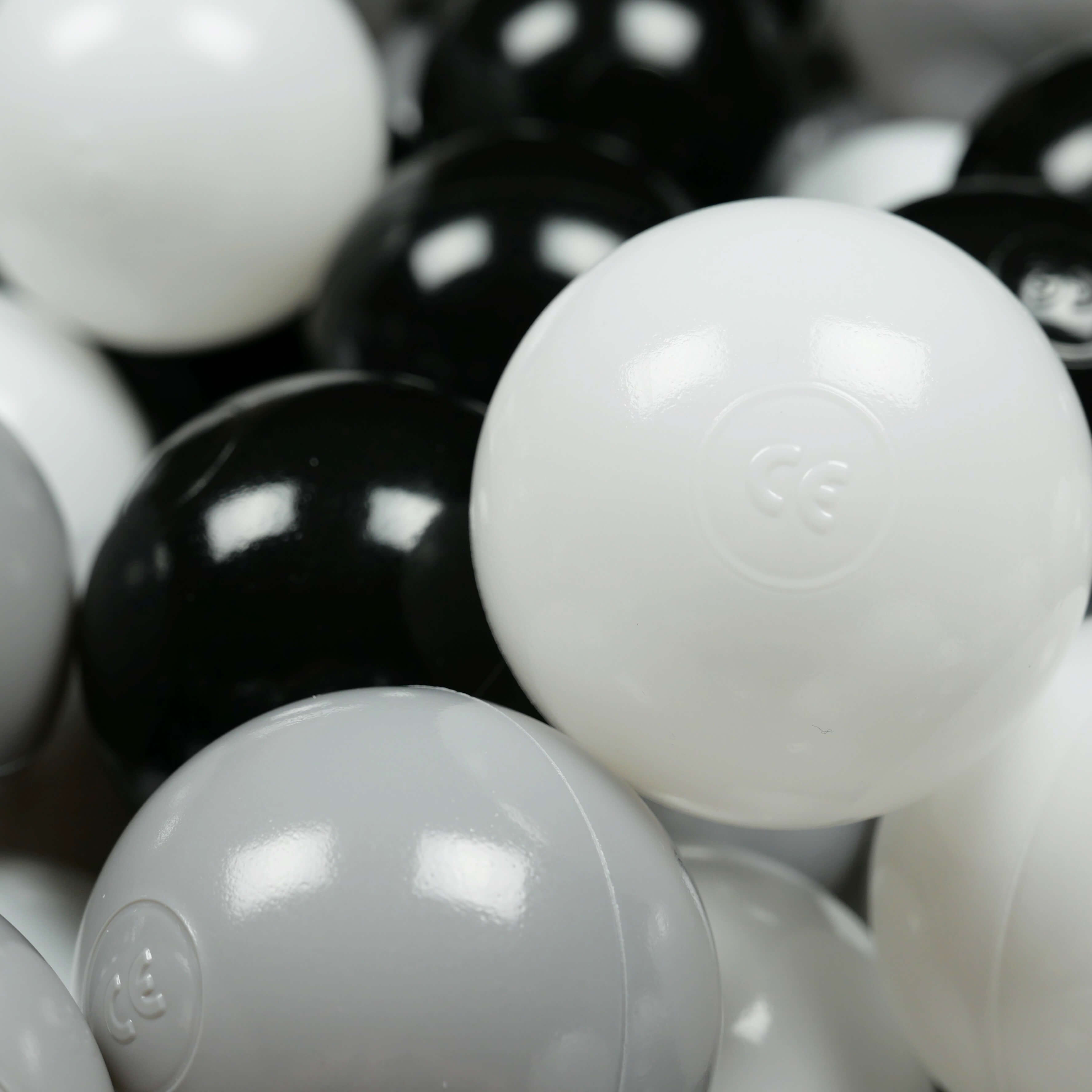 25 Spielbälle mit 7 cm Durchmesser in Weiß, Schwarz und Grau