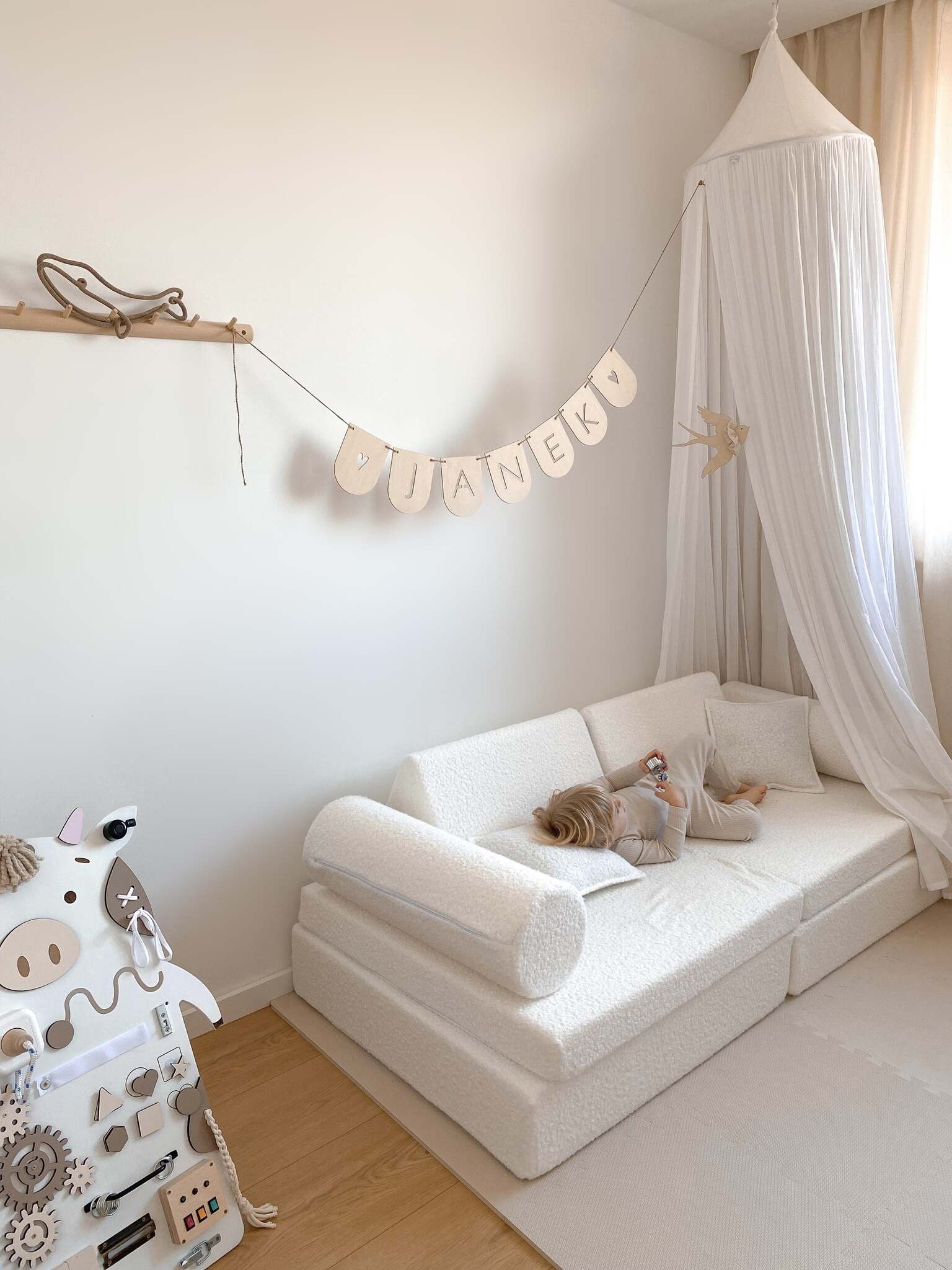 Montessori Comfort Bouclé Weißes Spielsofa