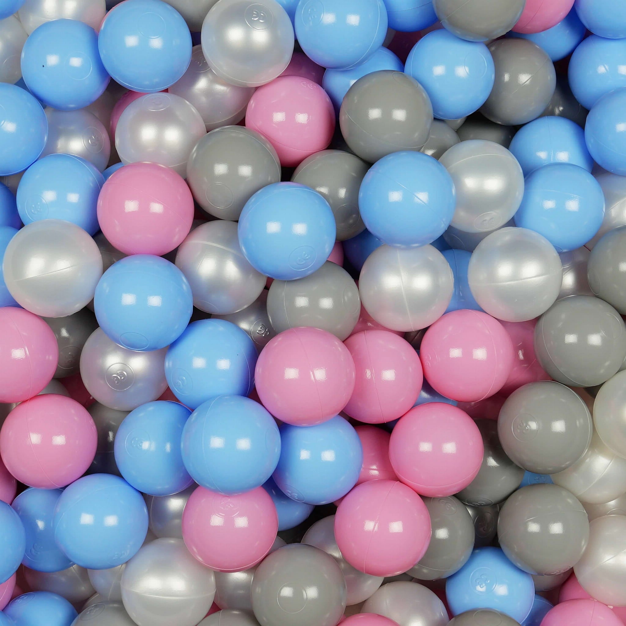 50 Spielbälle mit 7 cm Durchmesser in den Farben Perlmutt, Grau, Hellblau und Puderrosa