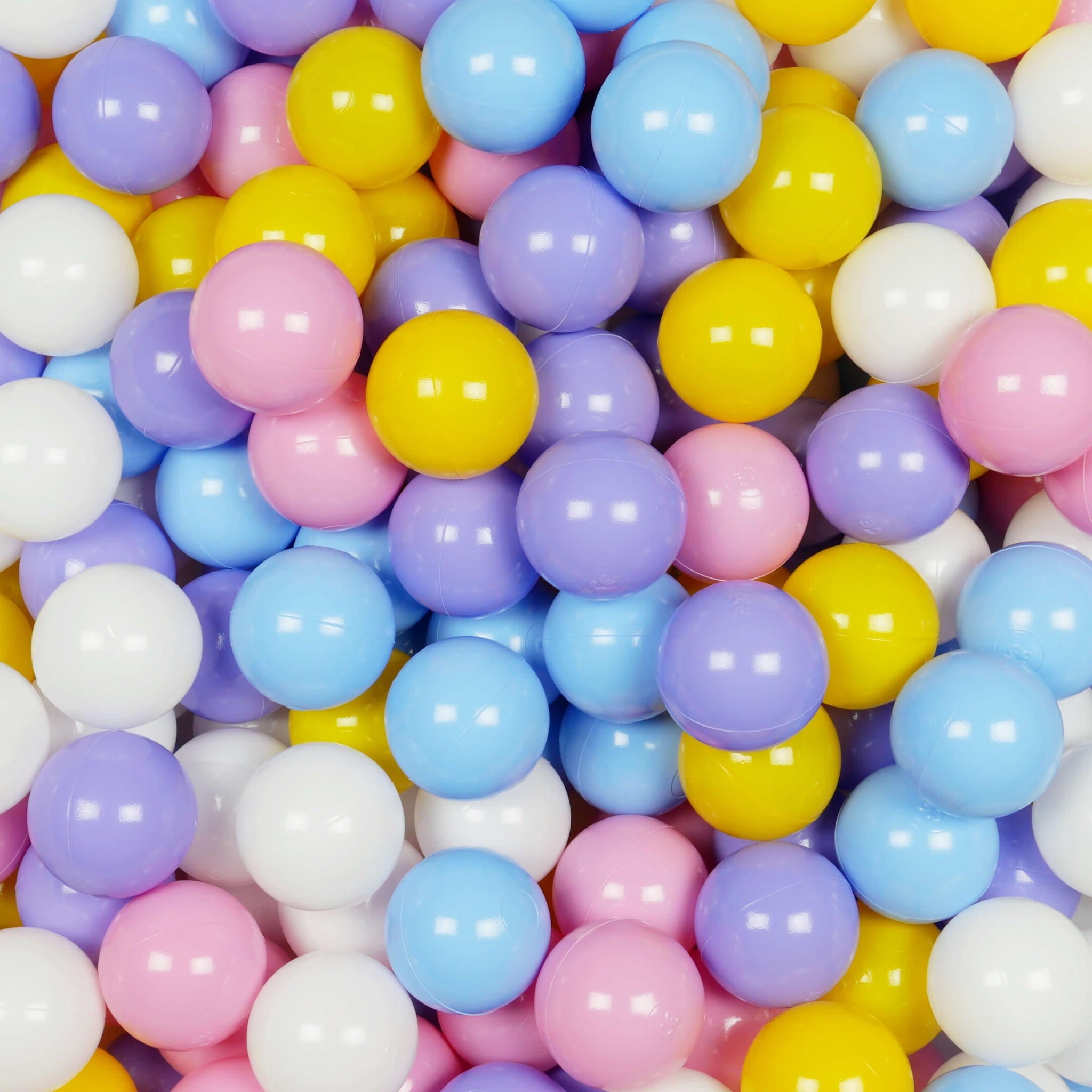 200 Stück Spielbälle mit 7 cm Durchmesser in Weiß, Heidekraut, Puderrosa, Gelb und Hellblau.