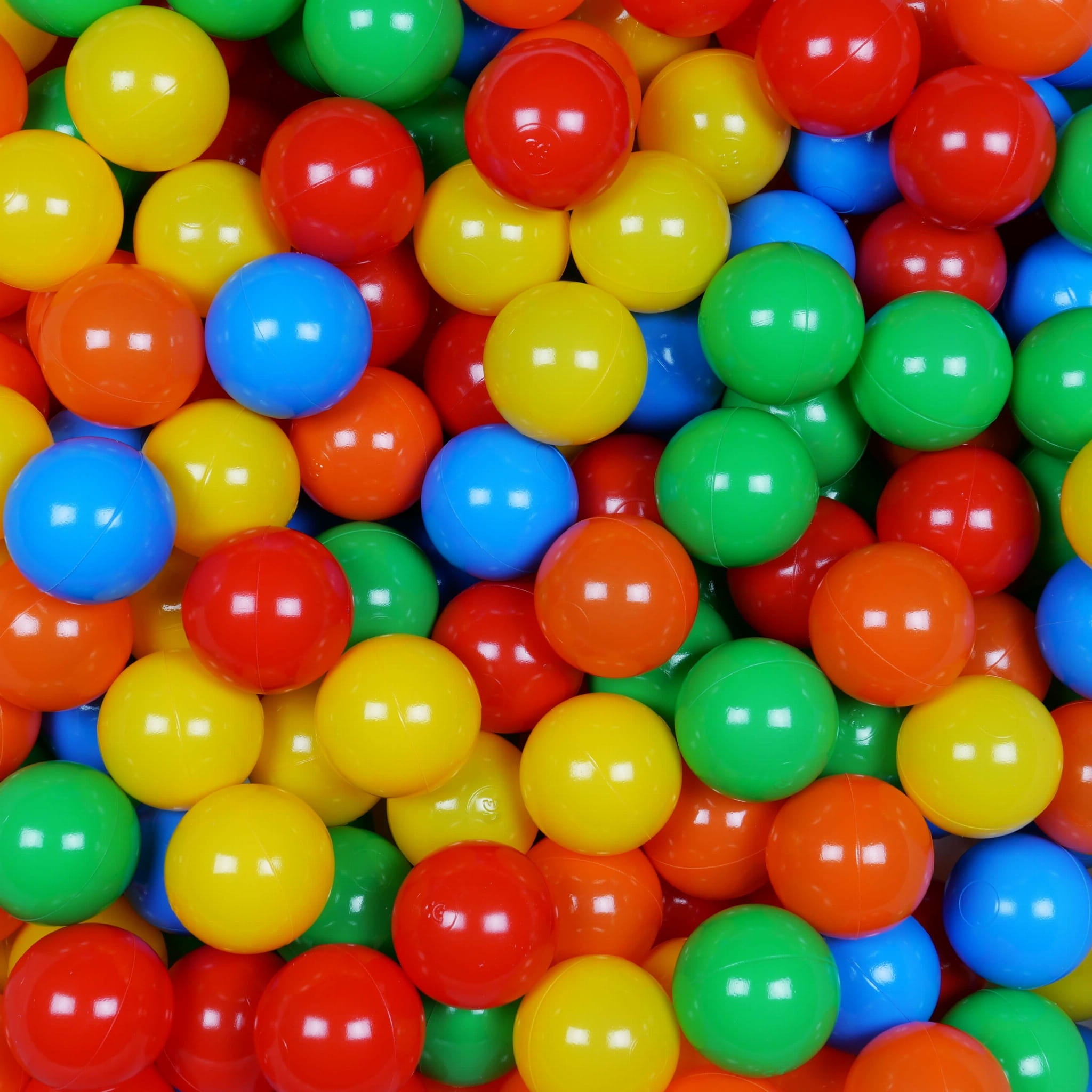 200 Stück Spielbälle mit 7 cm Durchmesser in den Farben Grün, Gelb, Orange, Rot und Blau.