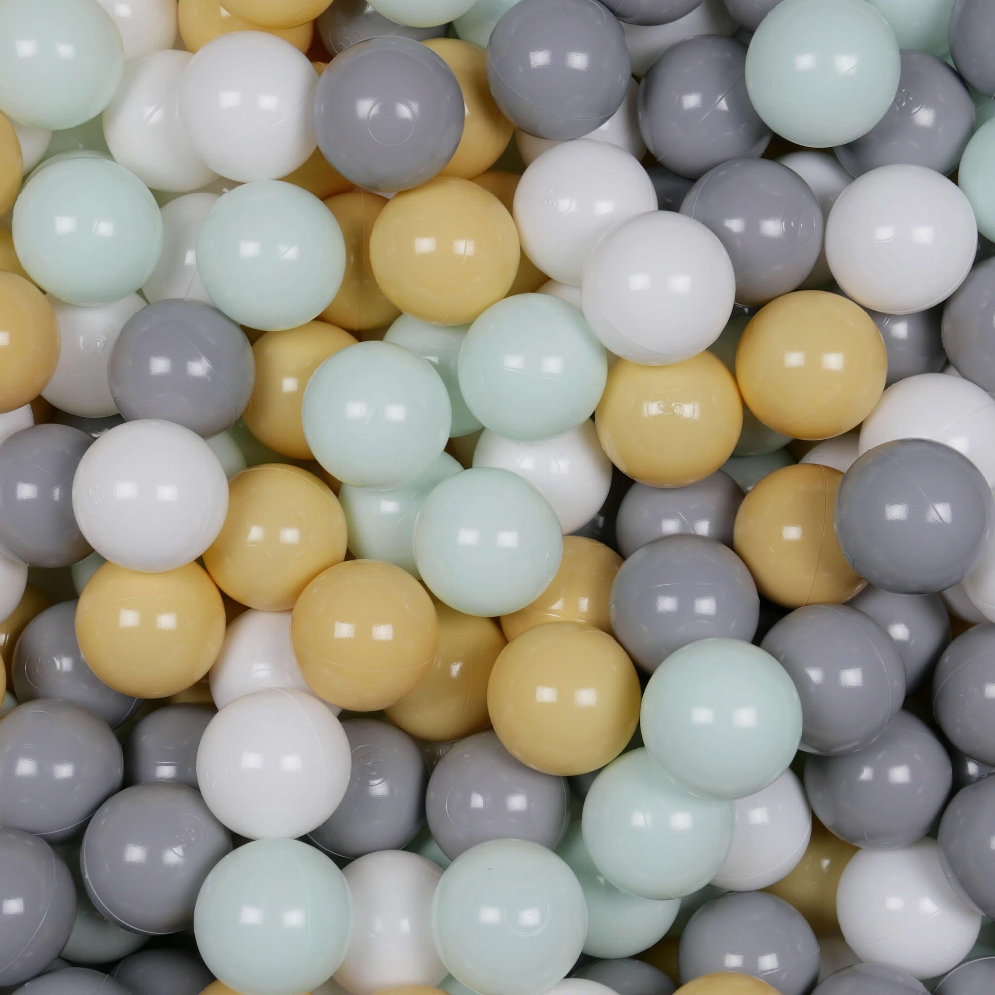 300 Spielbälle mit 7 cm Durchmesser in Weiß, Hellgrün, Grau und Beige.
