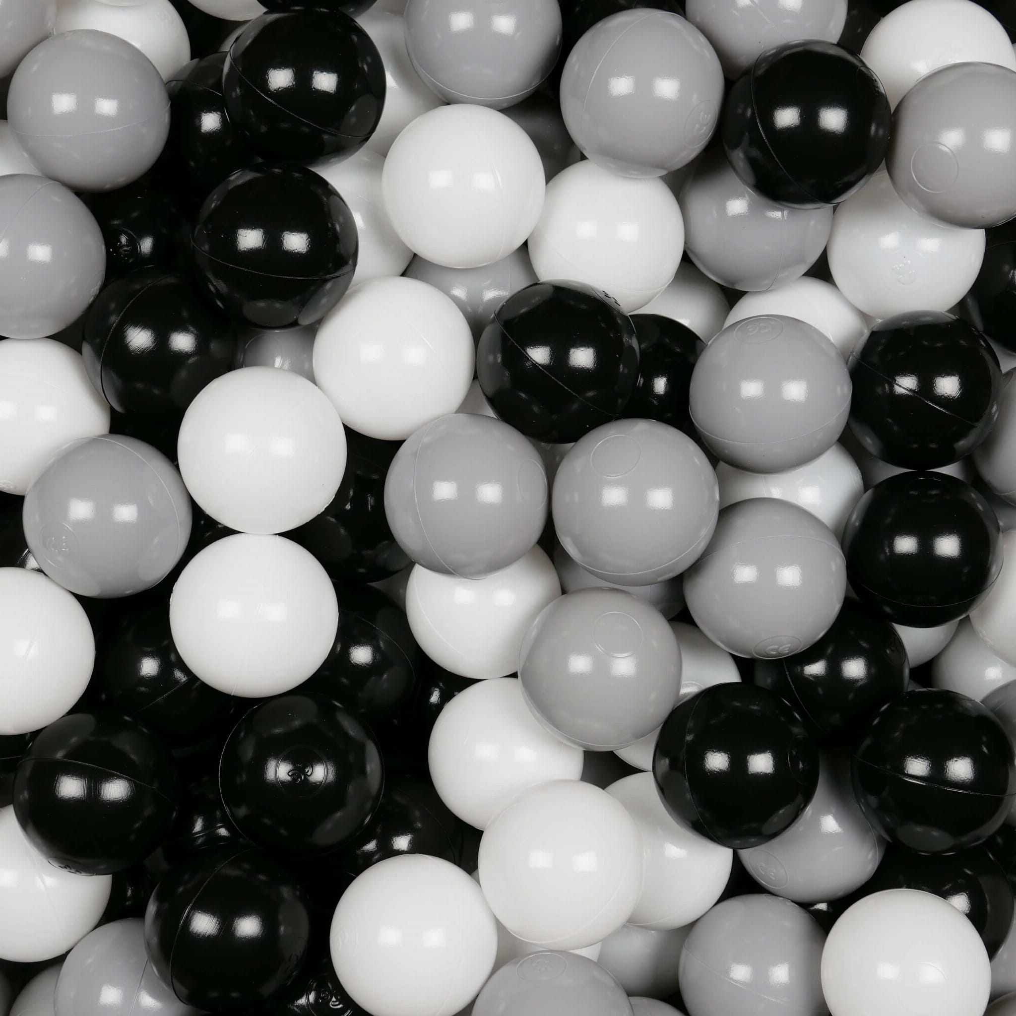 500 Spielbälle mit 7 cm Durchmesser in Weiß, Schwarz und Grau