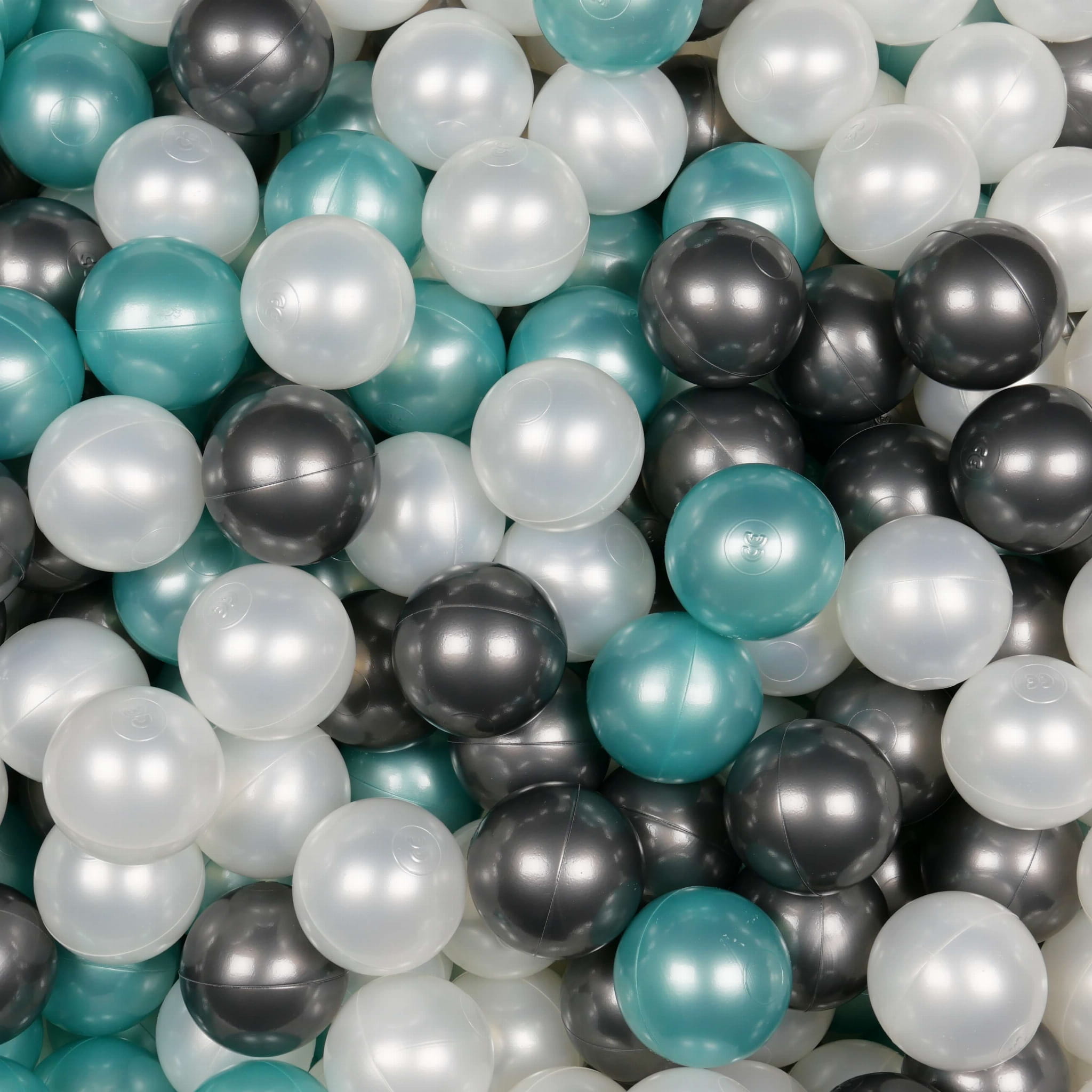 500 Stück Spielbälle mit 7 cm Durchmesser in den Farben Perlmutt, Metallic-Türkis und Metallic-Graphit.