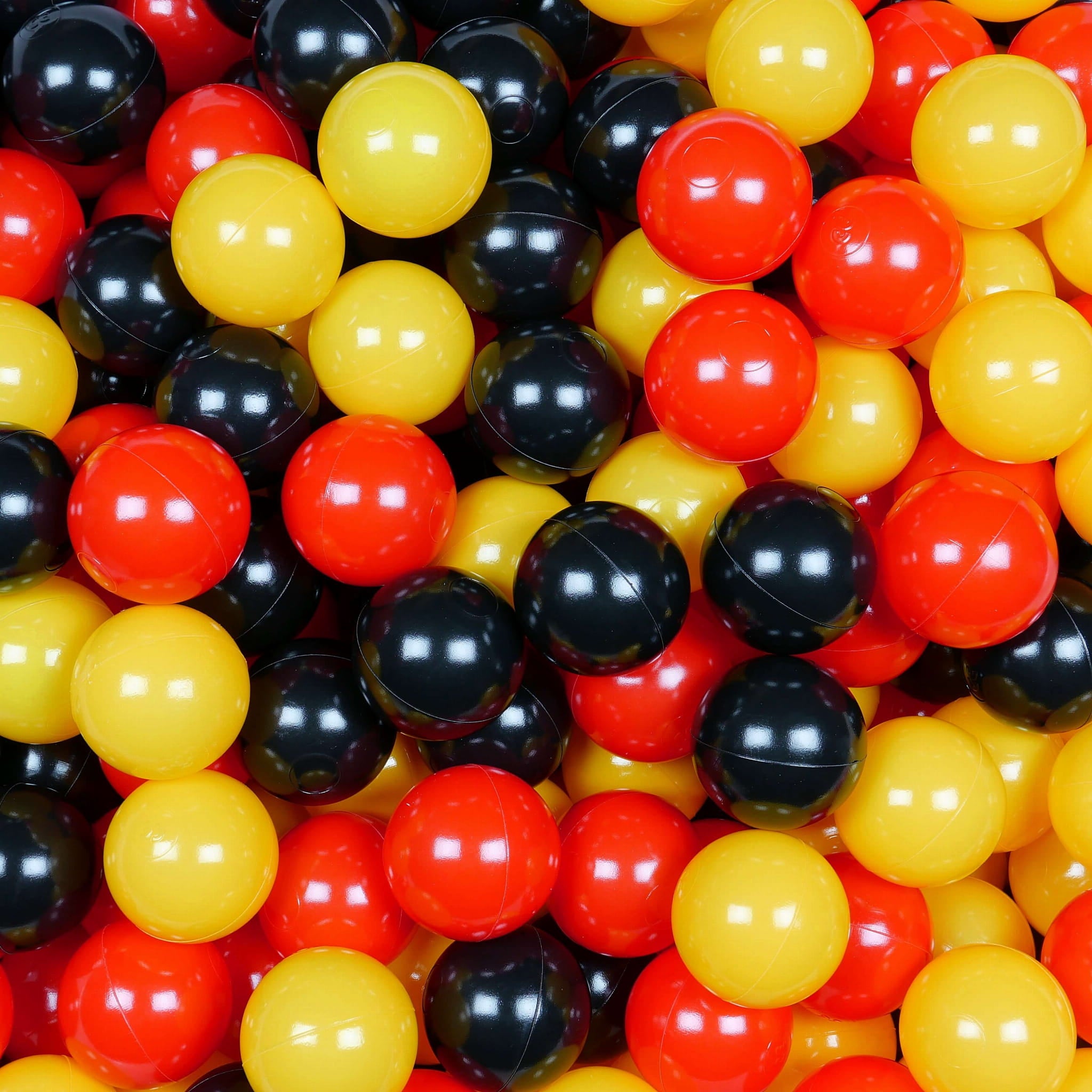 500 Spielbälle mit 7 cm Durchmesser in Gelb, Rot und Schwarz